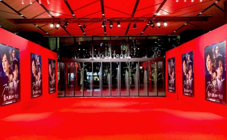 ホワイエ内レッドカーペットの様子